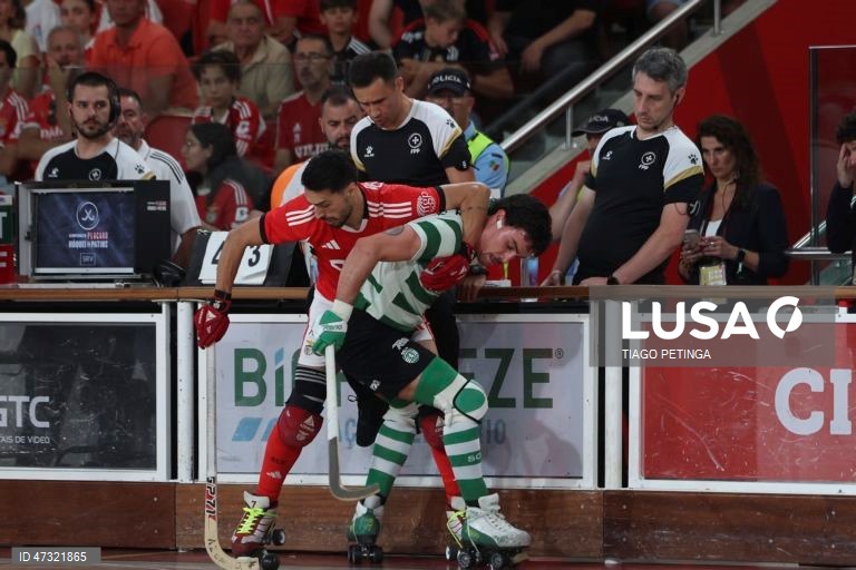 O jogador do Benfica, Gonçalo Pinto (E), disputa a bola com o seu oponente do Sporting, Rafael Bessa, no jogo disputado no pavilhão da Luz em Lisboa para o campeonato nacional de Hóquei em Patins, 20 de junho de 2026.  TIAGO PETINGA/LUSA