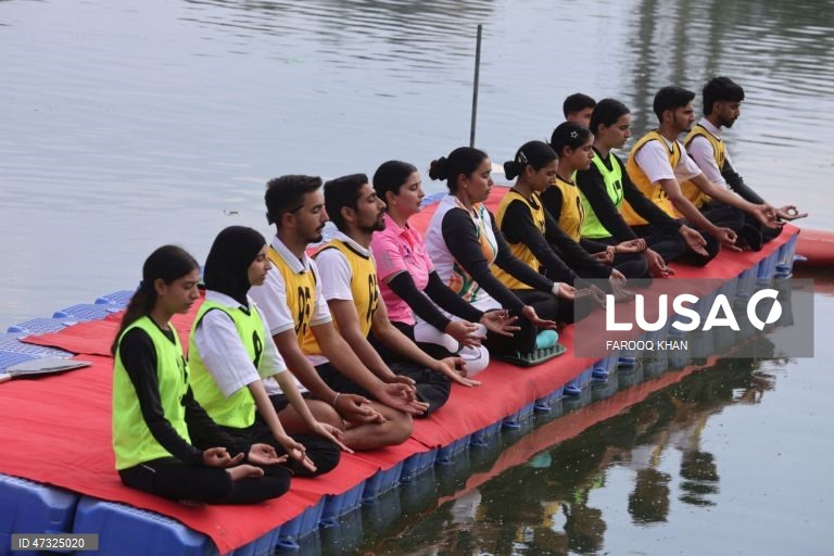 Índia: Dia Internacional do Yoga foi comemorado na Caxemira