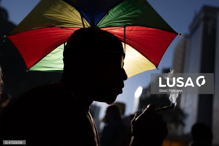 Milhares de pessoas manifestam-se para exigir a legalização da marijuana no Brasil