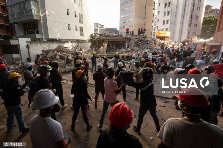 Equipas de salvamento realizam uma operação de busca e salvamento num edifício danificado pelos terramotos em Caracas, Venezuela.