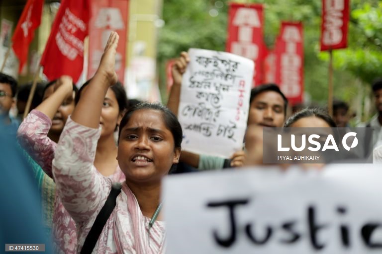 Índia: Protestos contra a violação em grupo e assassinato de uma rapariga de 11 anos em Kolkata
