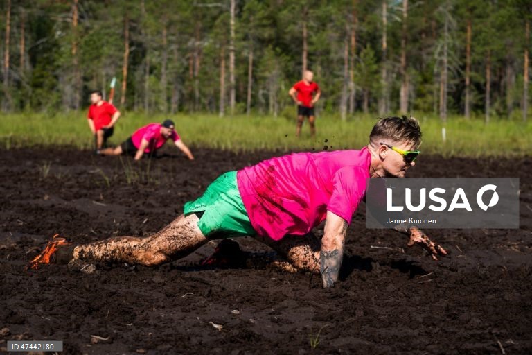 Jogadores em ação durante o Campeonato de Futebol no Pântano de 2026, em Hyrynsalmi, Finlândia. O Campeonato Mundial de Futebol no Pântano realiza-se anualmente no pântano de Vuorisuo, em Hyrynsalmi.  
