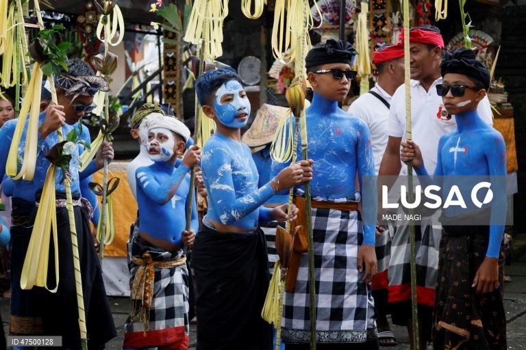 Indonésia: locais realizam o ritual sagrado de Ngerebeg em Bali