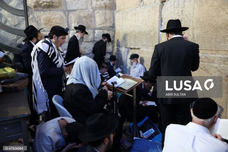 Judeus ortodoxos celebram o Tisha B'Av em Jerusalém