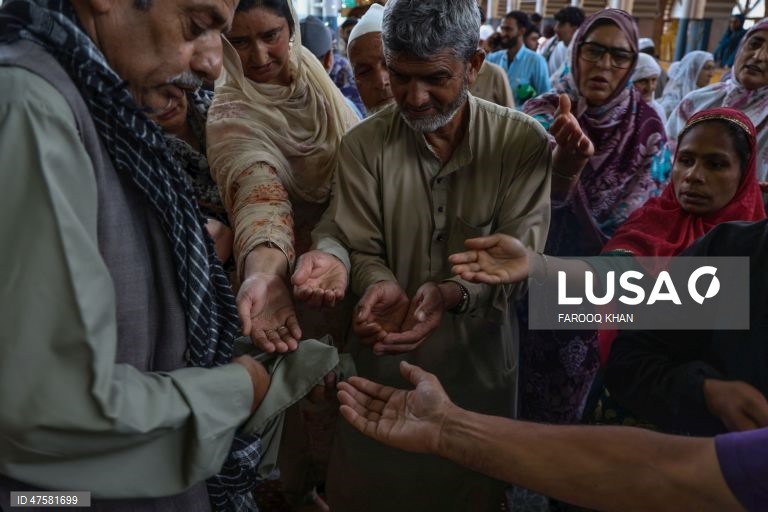 Índia: Orações no santuário do santo sufi Sheikh Hamzah Makdoom
