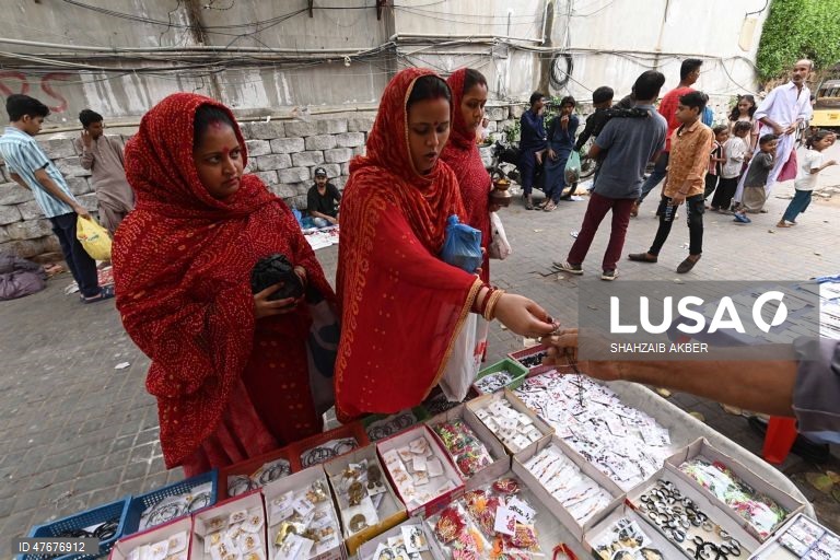 Índia: Festival Raksha ritual em que as raparigas colocam uma pulseira nos seus irmãos em troca de proteção