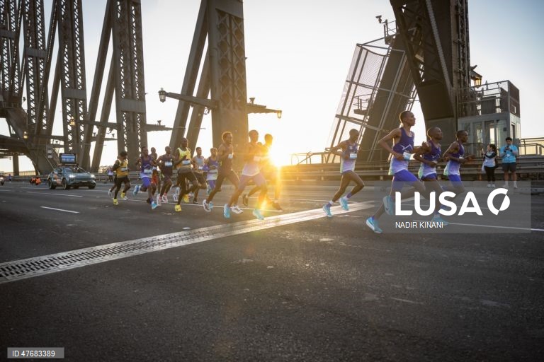Participantes competem durante a Maratona de Sydney de 2026, em Sydney, Austrália.