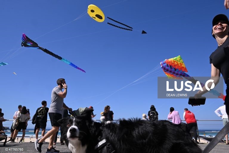 Os visitantes apreciam o céu repleto de papagaios sobre a Praia de Bondi durante a 49.ª edição do Festival dos Ventos, na Praia de Bondi, em Sydney, Austrália.