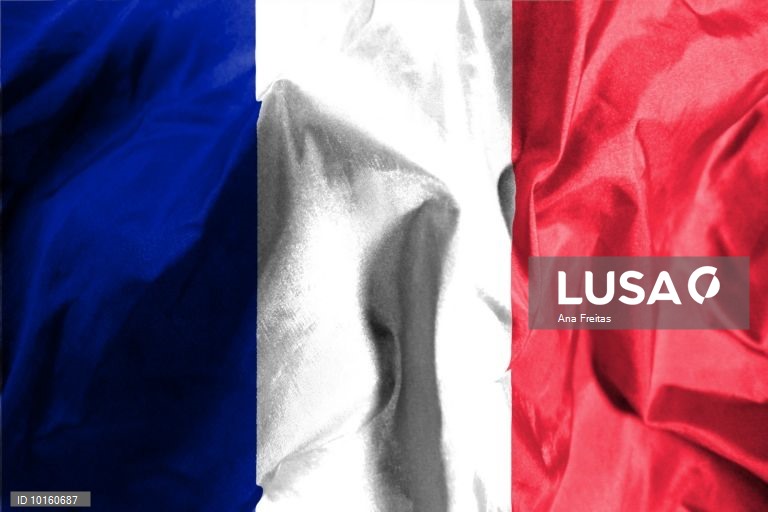 Viaturas incendiadas em explosão frente a uma sinagoga no sul de França