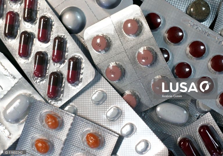Índia entrega 868 mil euros em medicamentos a Moçambique e 1.200 próteses
