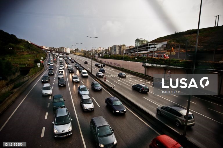 Circulação no IC19 retomada no sentido Lisboa-Sintra após colisão entre três viaturas