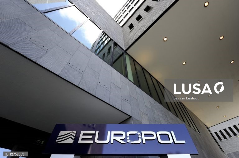 Europol desmantela rede que transportava vietnamitas para a Europa