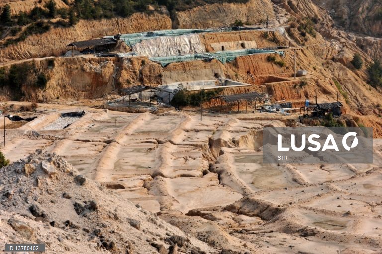 China diz que aprova “dentro de prazos razoáveis” exportação de terras raras