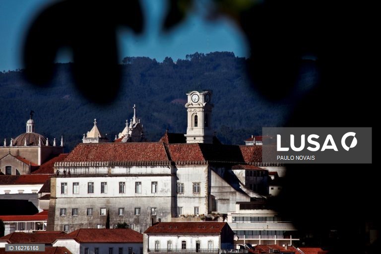 Covid-19: Vários estudantes estrangeiros de Coimbra decidem sair e número pode crescer