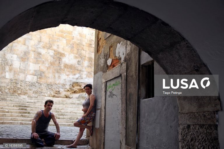 Vocalista dos OqueStrada apresenta hoje em Lisboa álbum solo Uma mulher na cidade