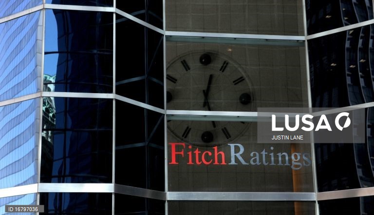 Fitch mantém rating de Angola em B- e vê crescimento a baixar para 2,8% este ano