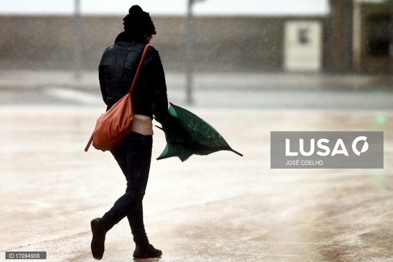 Todos os distritos do continente sob aviso amarelo por causa da chuva