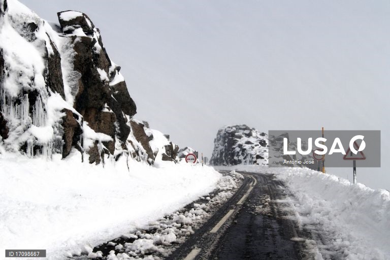 Acesso à Torre da Serra da Estrela encerrado devido a acumulação de neve