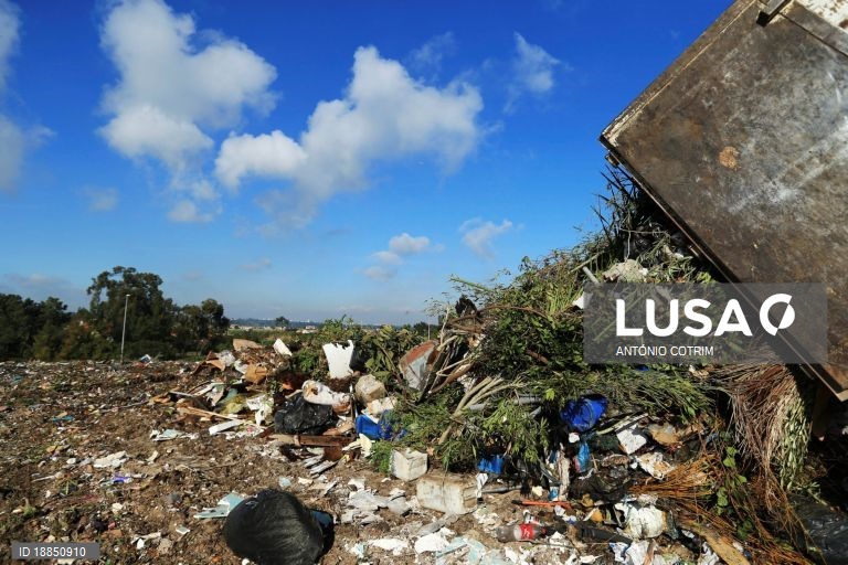 Autarcas suspeitam que aterro de resíduos industriais da Ota funciona mal