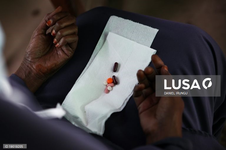 Governo guineense recebe medicamentos essenciais doados pela França