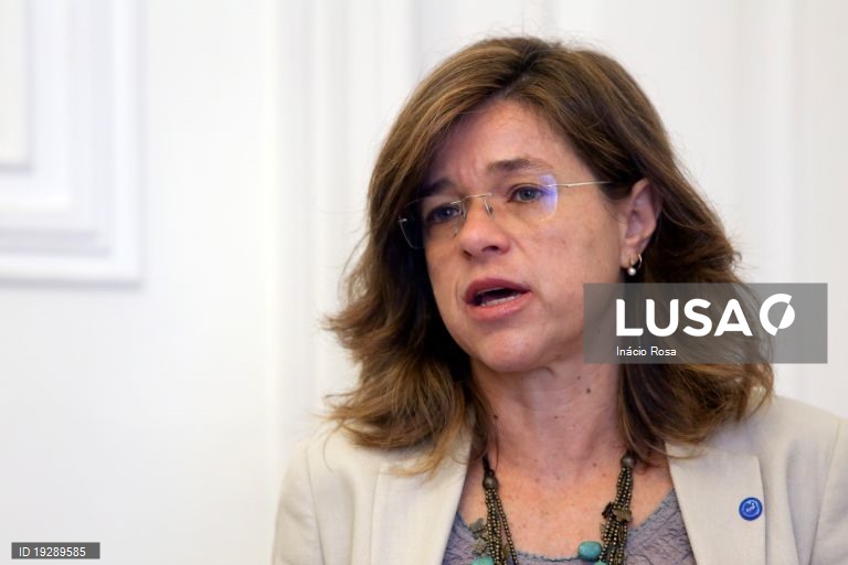 Presidente condecora Cristina Siza Vieira com grau de comendadora da Ordem do Mérito