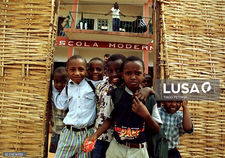 Escolas da Guiné-Bissau recebem primeiros manuais escolares e guias para professores