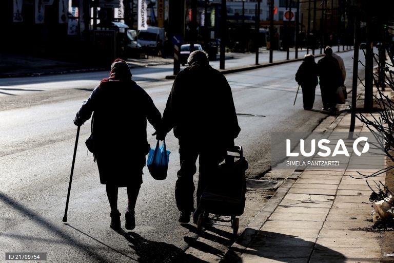 Deco alerta que famílias reformadas têm em média 4 créditos ativos e apela à poupança