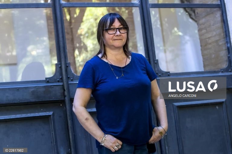 Milhares de escritores publicam livro vazio contra uso das suas obras em IA