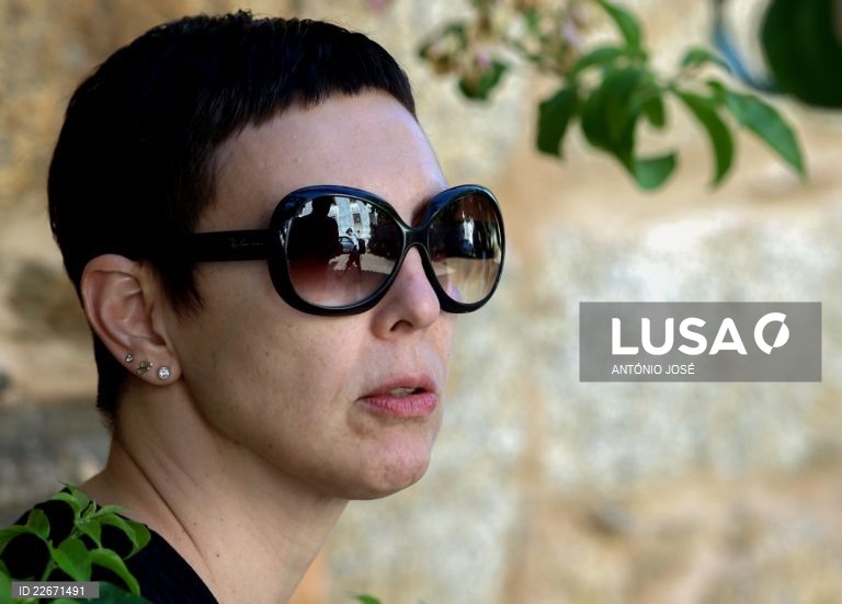Cantora Adriana Calcanhotto com quatro datas em Portugal em outubro em formato voz e violão