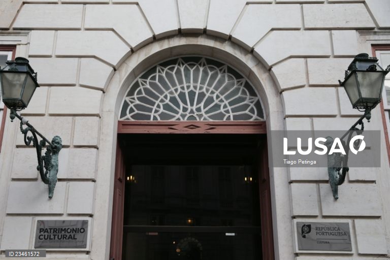 Mais de 200 artistas pedem adiamento de prazo de submissão a concursos de apoio a projetos
