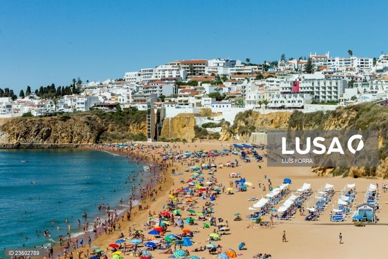 Código que pune nudez e uso de biquini em Albufeira em consulta pública