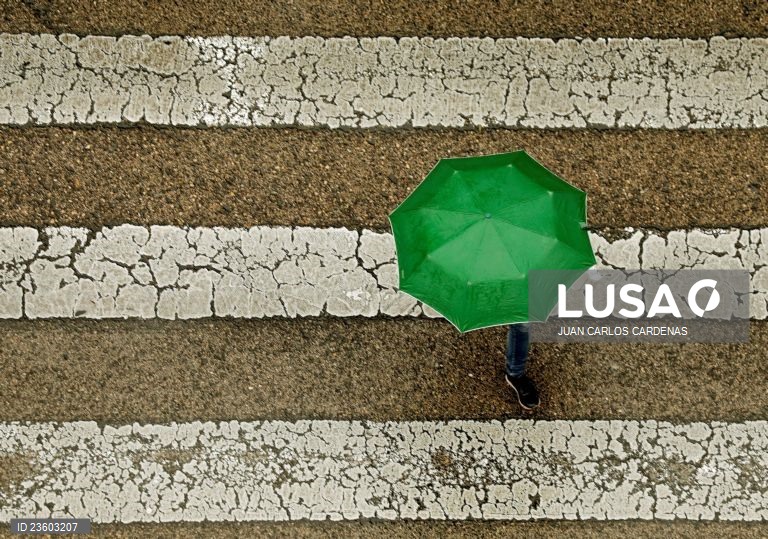Oito distritos de Portugal Continental sob aviso amarelo por previsão de chuva forte