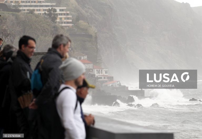 Capitania do Funchal  prolonga aviso de agitação marítima até tarde de 4.ª feira