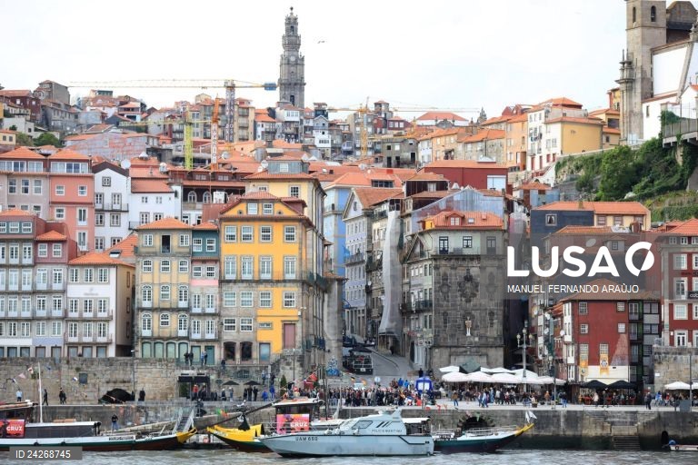 Barco liga a partir de hoje o Porto e Gaia de hora a hora