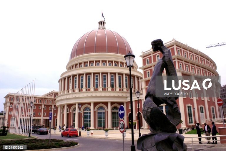 Deputados da UNITA exibem cartazes no parlamento condenando “intolerância política”