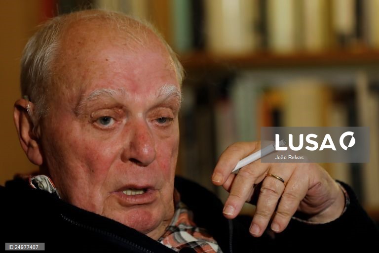 Livro inédito de poemas de António Lobo Antunes vai ser publicado em abril