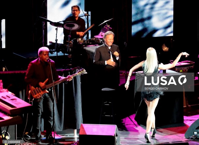 Duas mulheres denunciam cantor Julio Iglesias por agressões sexuais e tráfico humano