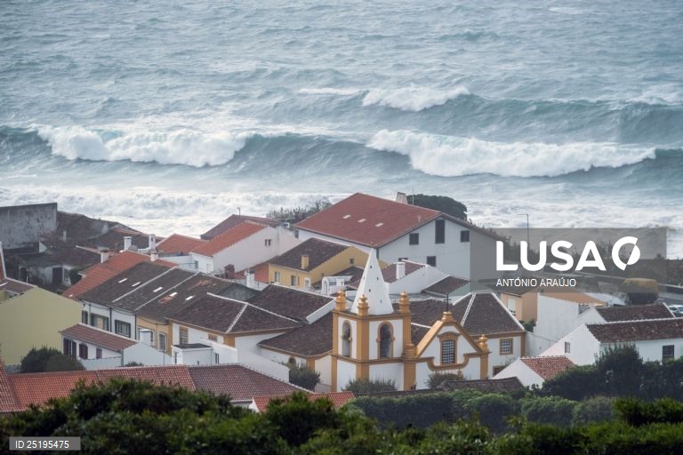 Agitação marítima, vento e chuva forte nos Açores devido a superfície frontal fria