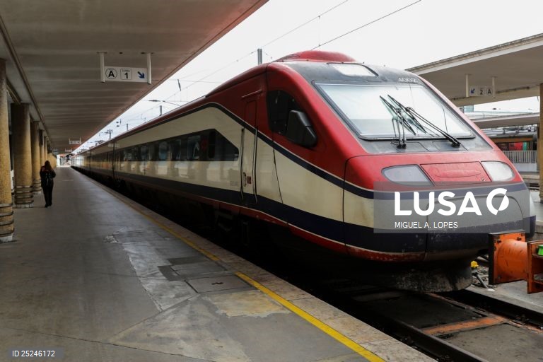 Suspensa circulação de Alfa Pendular e Intercidades na Linha do Norte