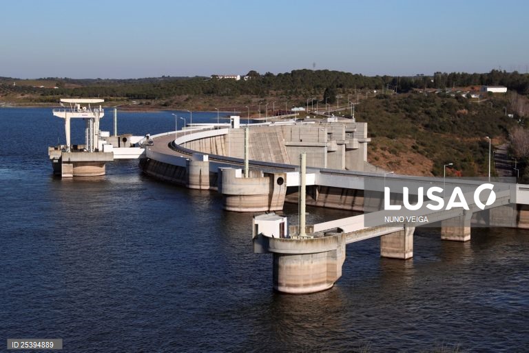 Cinco câmaras contestam nova central fotovoltaica flutuante no Alqueva