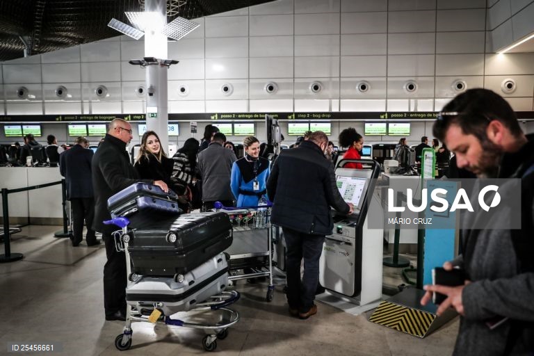 Ryanair denuncia atrasos de 90 minutos nos aeroportos portugueses e pede medidas imediatas
