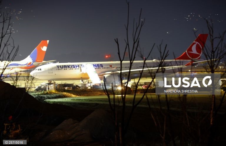 Avião da Turkish Airlines incendeia-se ao aterrar em aeroporto do Nepal