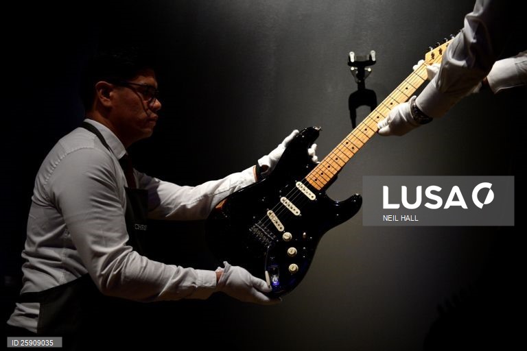 Guitarra dos Pink Floyd atinge valor recorde de 14,55 milhões de dólares em leilão
