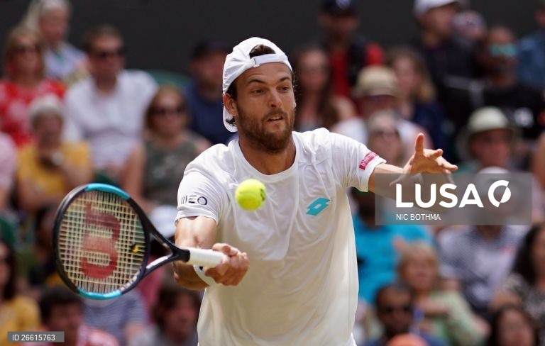 João Sousa eliminado por Rafael Nadal nos oitavos de final de Wimbledon