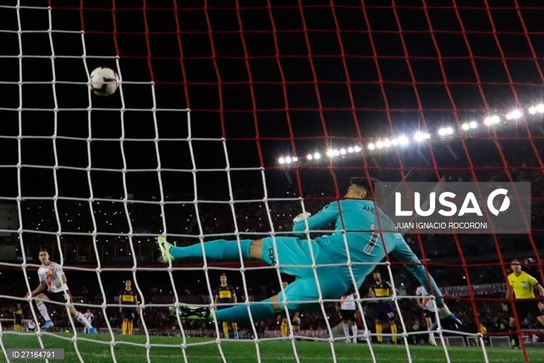Guarda-redes do Saragoça dá soco na cara de adversário após expulsão