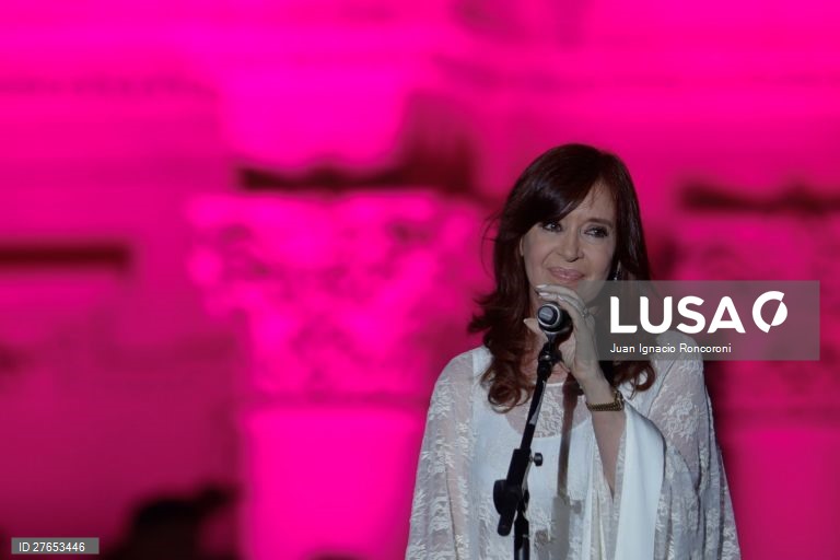 Ex-presidente argentina Cristina Kirchner autorizada a cumprir pena em casa