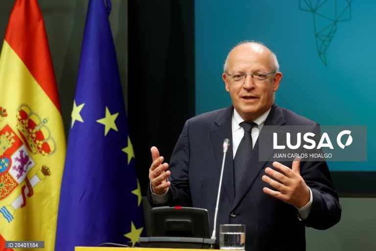 MNE apela para que portugueses evitem viagens não essenciais ao estrangeiro