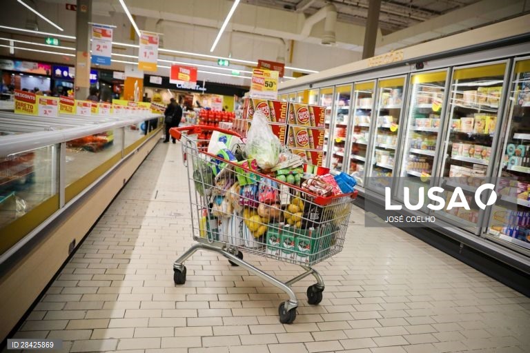 Metade dos consumidores aponta aumento do custo de vida como motivo de dívidas – estudo