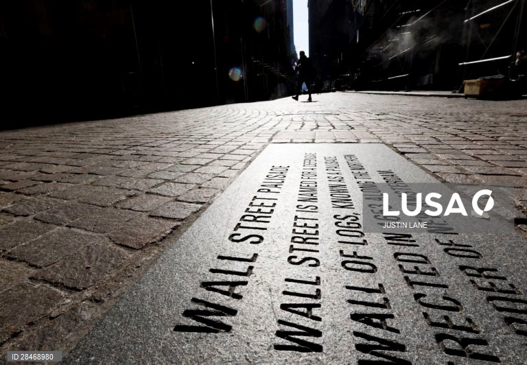 Wall Street com ganhos no arranque após dados da inflação