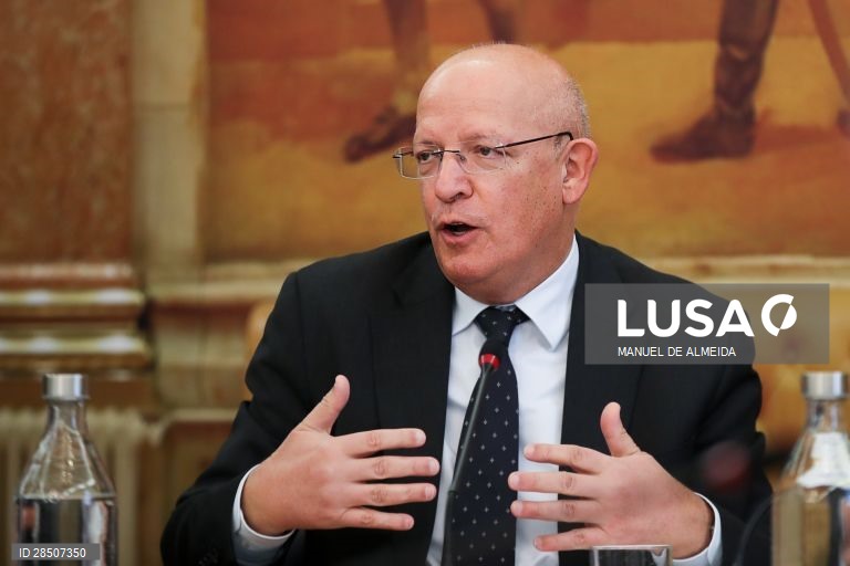 Covid-19: Já regressaram três quartos dos portugueses no estrangeiro que pediram para voltar - Governo